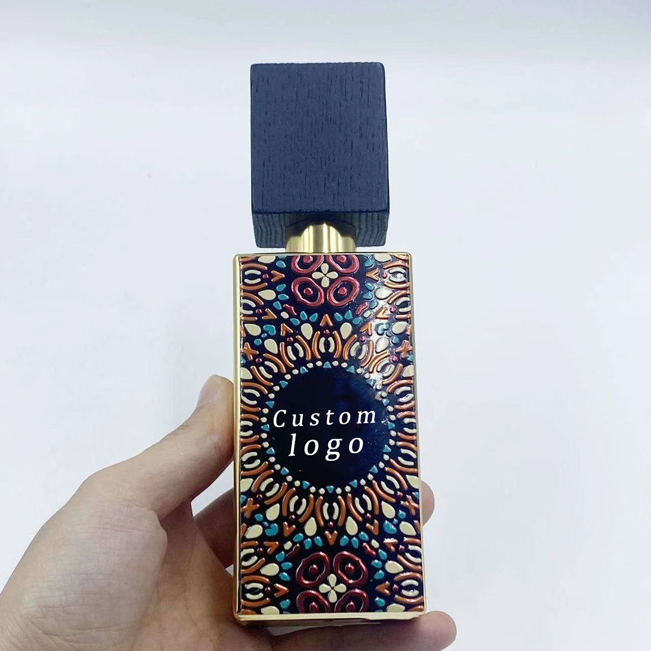 عطر دبي العربي الجديد للجنسين، عطرٌ رائجٌ للبيع بالجملة. يتميز بجودة عالية وثبات طويل الأمد.