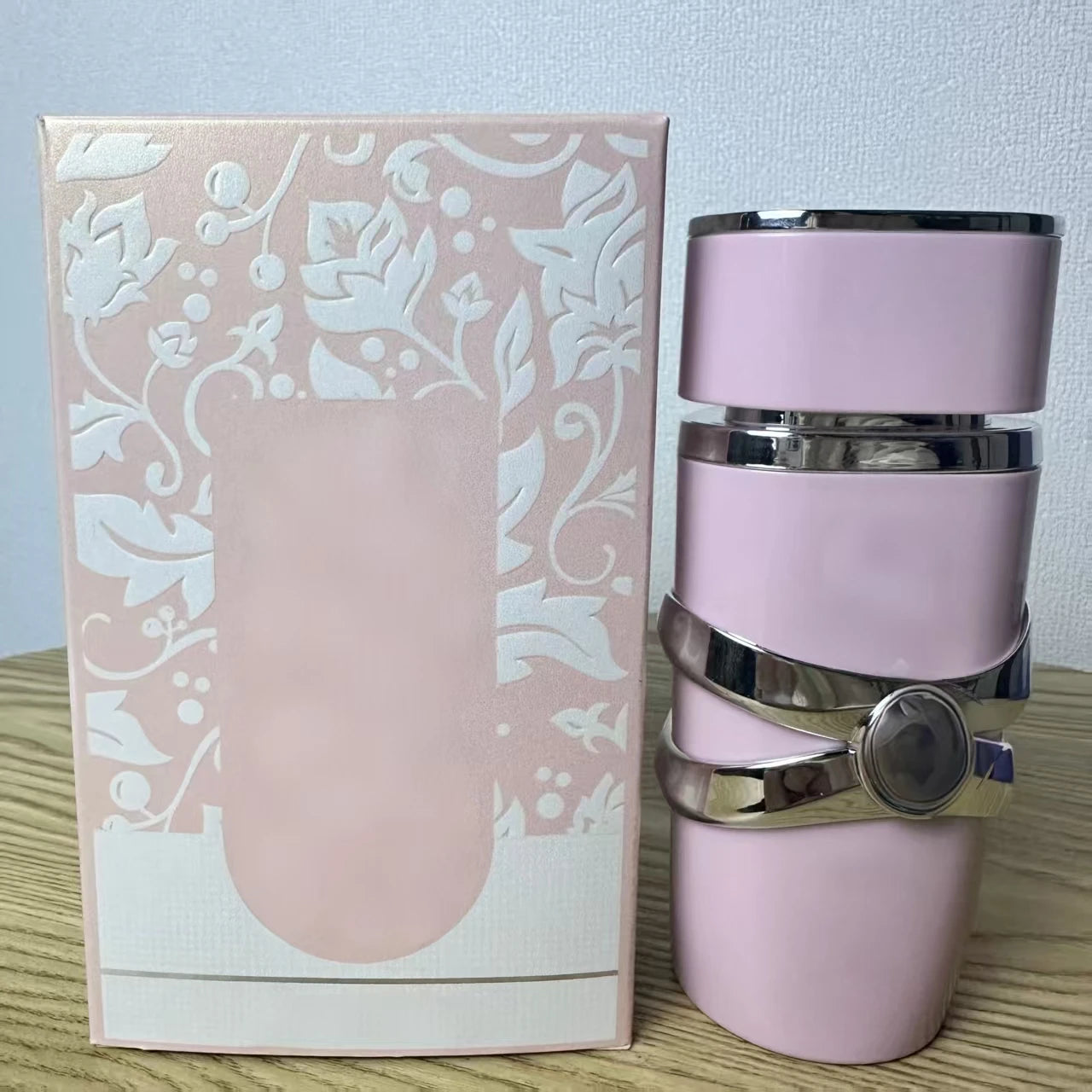 عطور عربية بالجملة عالية الجودة، عطور نسائية فاخرة، ذات رائحة غنية تدوم طويلاً.