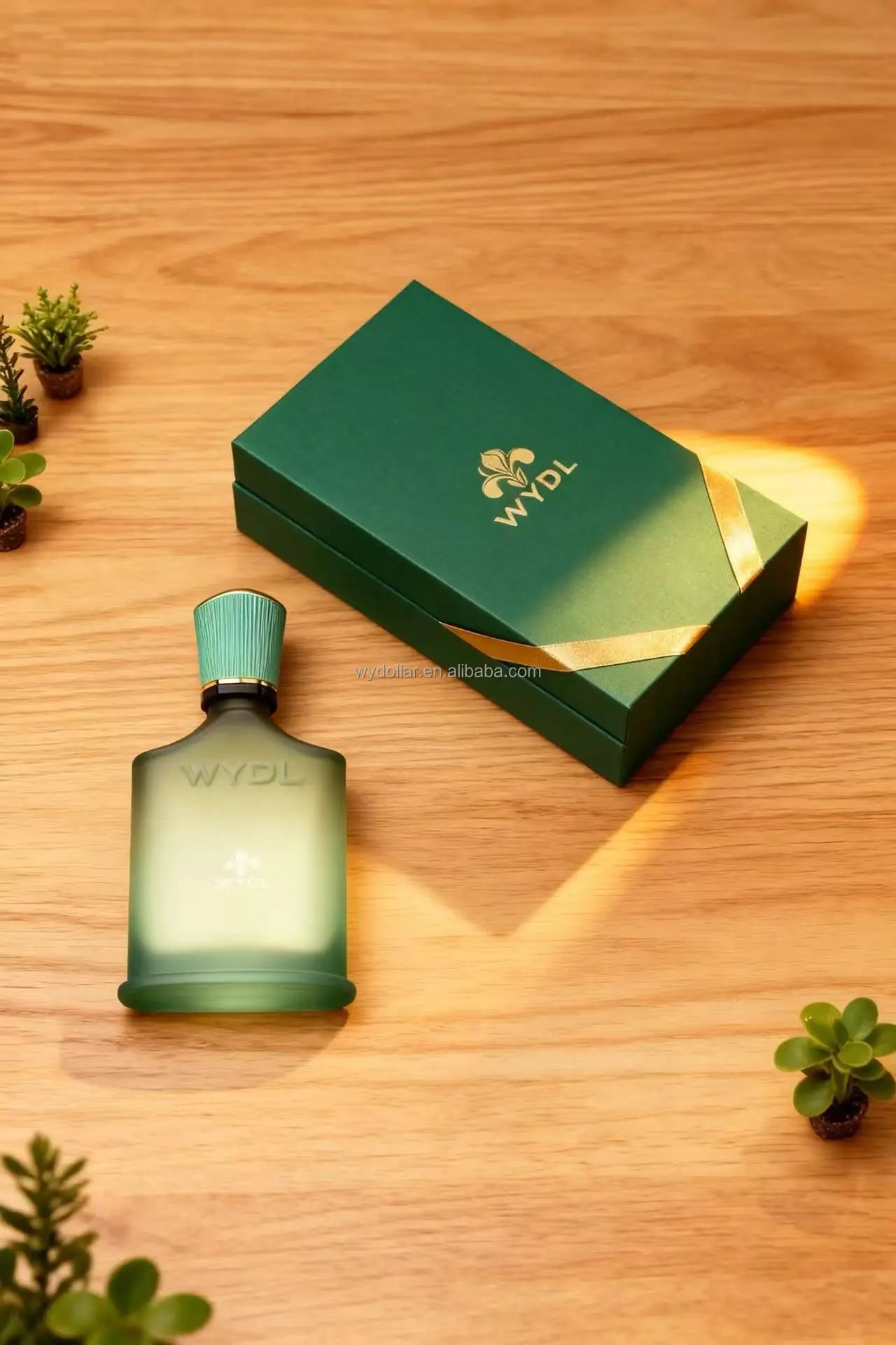 عطر فاخر محدود من العلامة التجارية الأصلية الراقية، ذو رائحة خشبية حارة عميقة وواضحة، مع عبوة صندوق هدايا رائعة