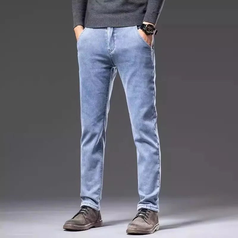 اتجاه جديد للموضة في الخريف والشتاء مع الصوف السميك والجينز الأزرق الدافئ ذو الساق المستقيمة للرجال الرياضيين غير الرسميين والجينز عالي الجودة