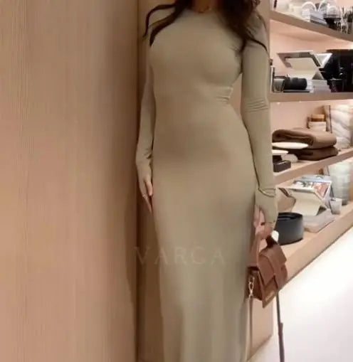 فساتين نسائية ربيع وخريف 2025 موضة جديدة مثيرة نحيفة تعانق الورك مريحة بلون سادة فستان طويل غير رسمي برقبة مستديرة