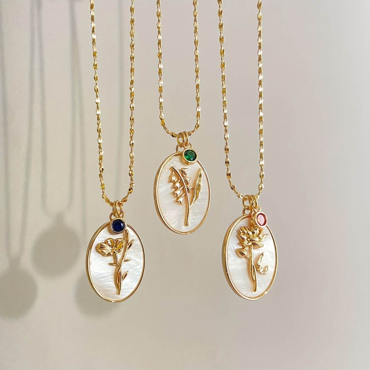 1pc Vintage Elegant 3D Birth Flower Pendant Necklace, 14K Golden Plated Copper with Synthetic December Birthstone, Oval White Shell Charm for Daily & Gift Occasions, Valentine'S Day Jewelry