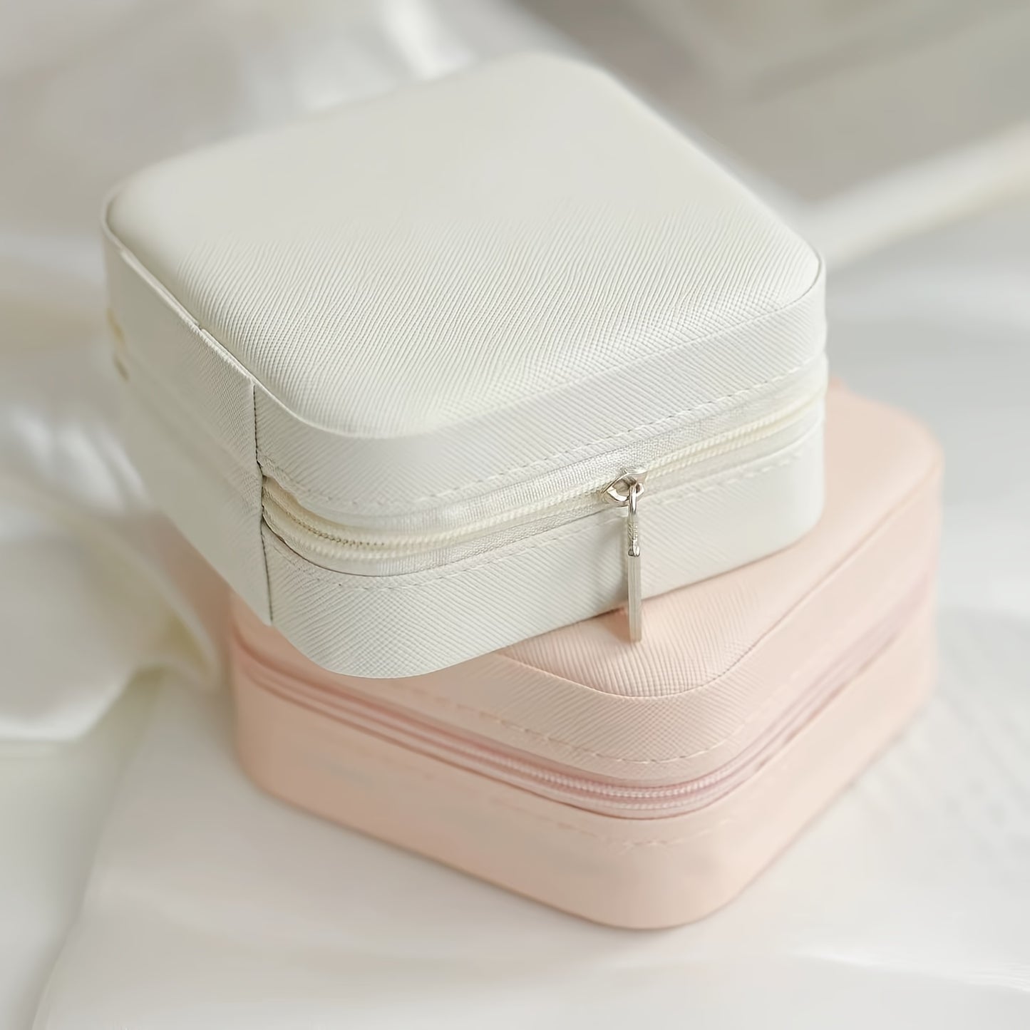 صندوق منظم مجوهرات محمول من ZFOCEAN مزود بسحاب للإغلاق - حقيبة سفر صغيرة الحجم، بطانة داخلية ناعمة، لون بيج/أبيض/أسود أنيق - للخواتم والأقراط والقلائد والأساور - هدية مثالية للنساء وأعياد الميلاد والكريسماس