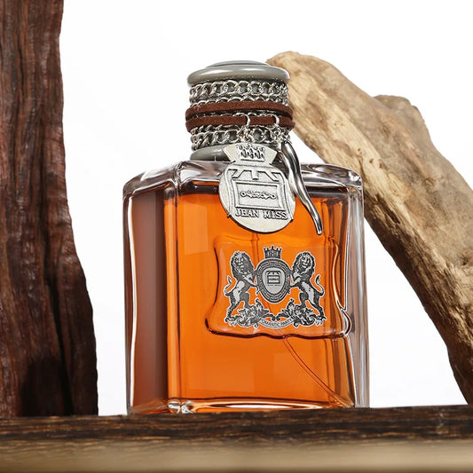 عطر رجالي أنيق للجسم، يدوم طويلًا، برائحة خشبية خفيفة، يُباع بالجملة