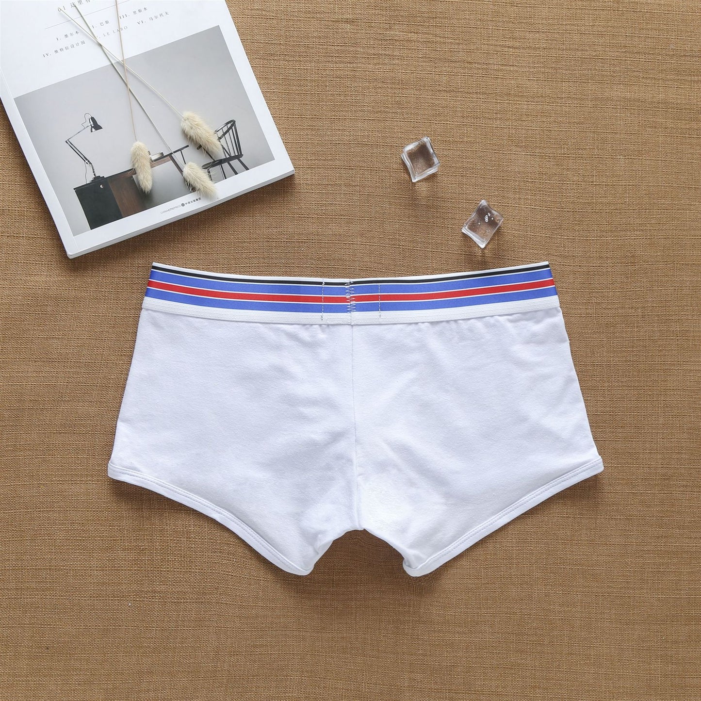 Men's fashion is cool in Europe and America. Cotton boxer shorts for young students.