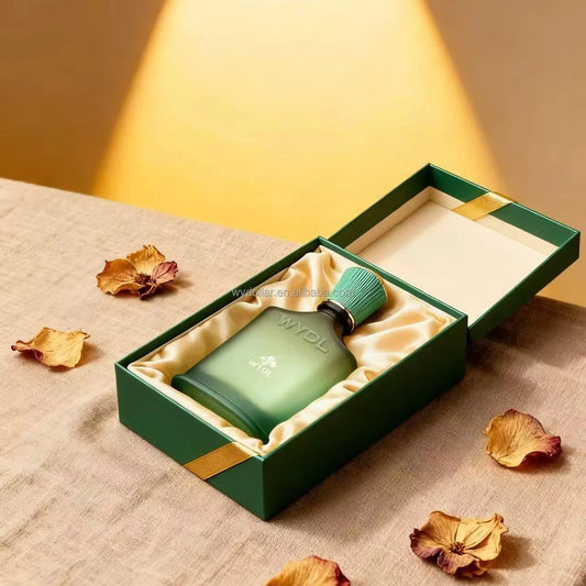 عطر فاخر محدود من العلامة التجارية الأصلية الراقية، ذو رائحة خشبية حارة عميقة وواضحة، مع عبوة صندوق هدايا رائعة
