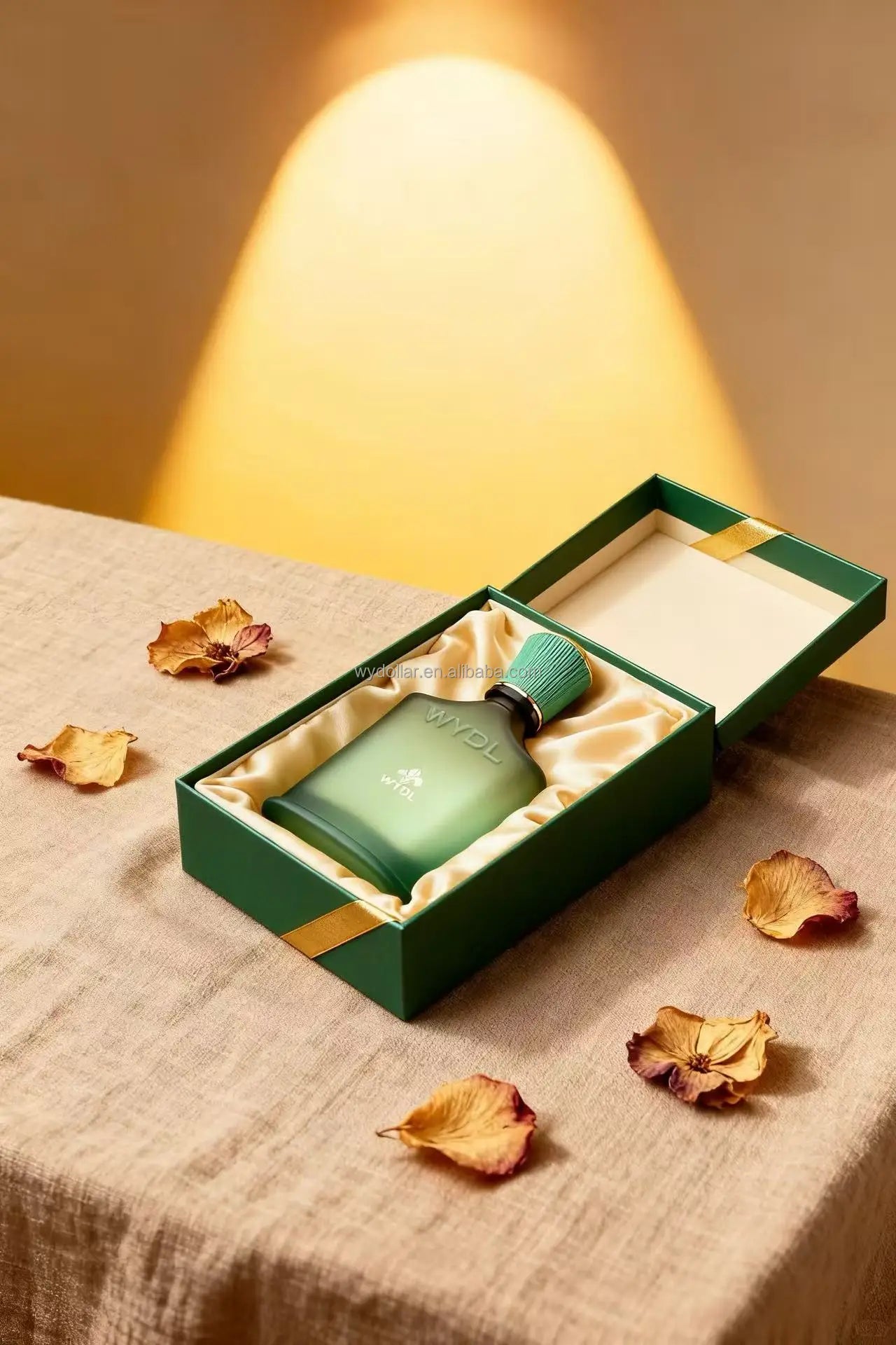 عطر فاخر محدود من العلامة التجارية الأصلية الراقية، ذو رائحة خشبية حارة عميقة وواضحة، مع عبوة صندوق هدايا رائعة