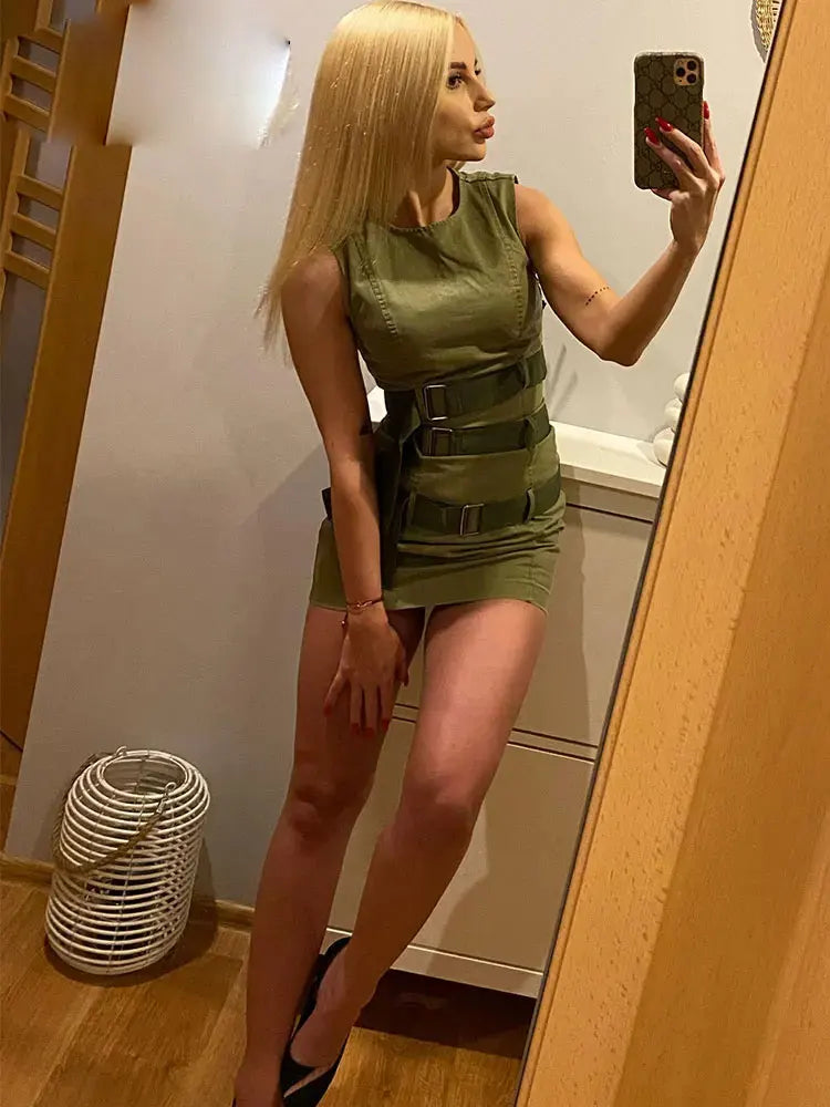 فستان نسائي عصري 2025، فستان صيفي كارجو نسائي مثير نحيف بسحاب بدون أكمام وحزام سادة ورقبة دائرية، فساتين كاجوال