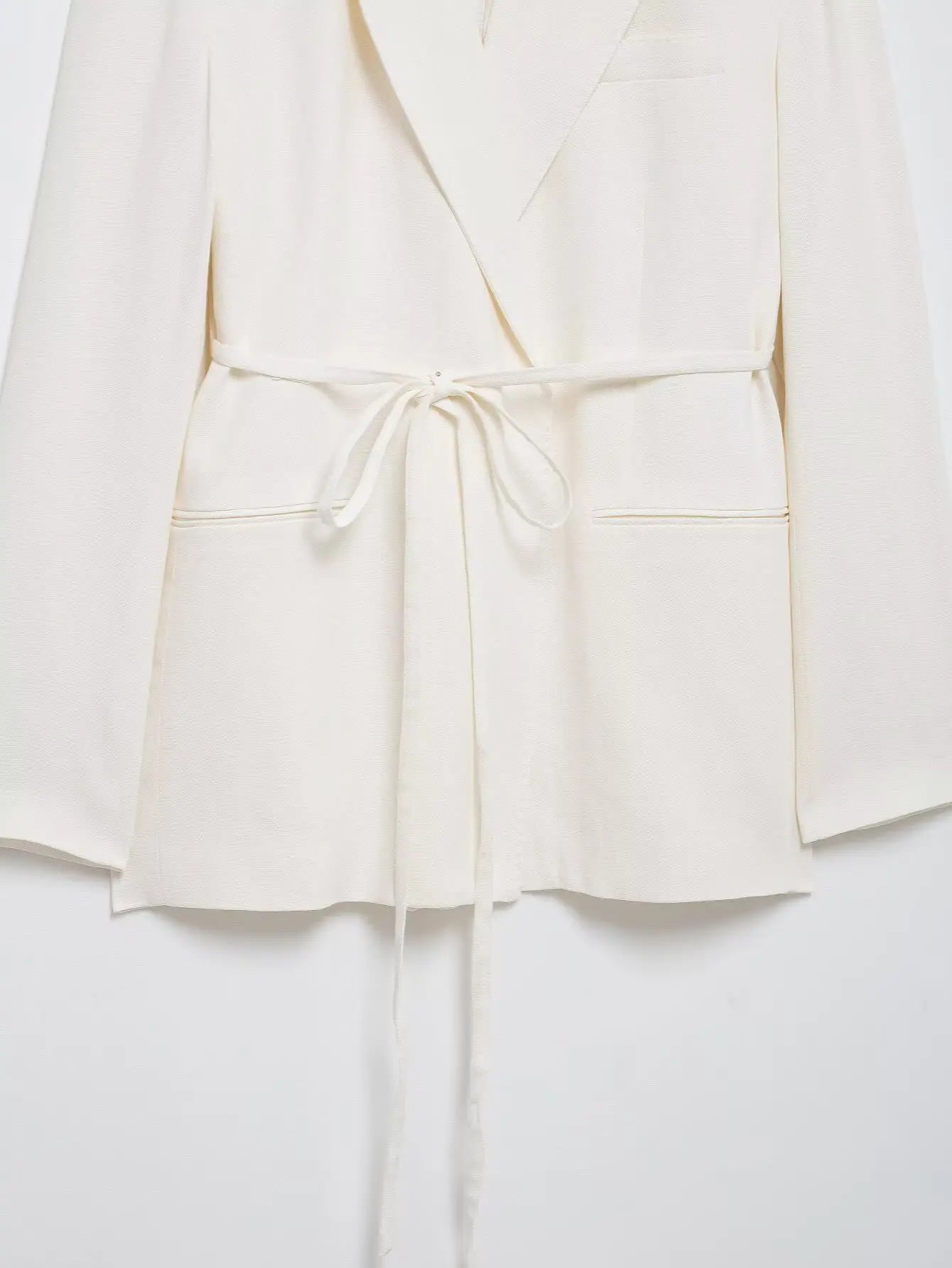 طقم نسائي ربيعي أنيق من HH، يتكون من سترة بيضاء بياقة مطوية وأكمام طويلة وأربطة + بنطلون طويل بسحاب وخصر مرتفع.