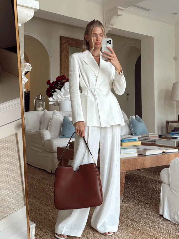 طقم نسائي ربيعي أنيق من HH، يتكون من سترة بيضاء بياقة مطوية وأكمام طويلة وأربطة + بنطلون طويل بسحاب وخصر مرتفع.