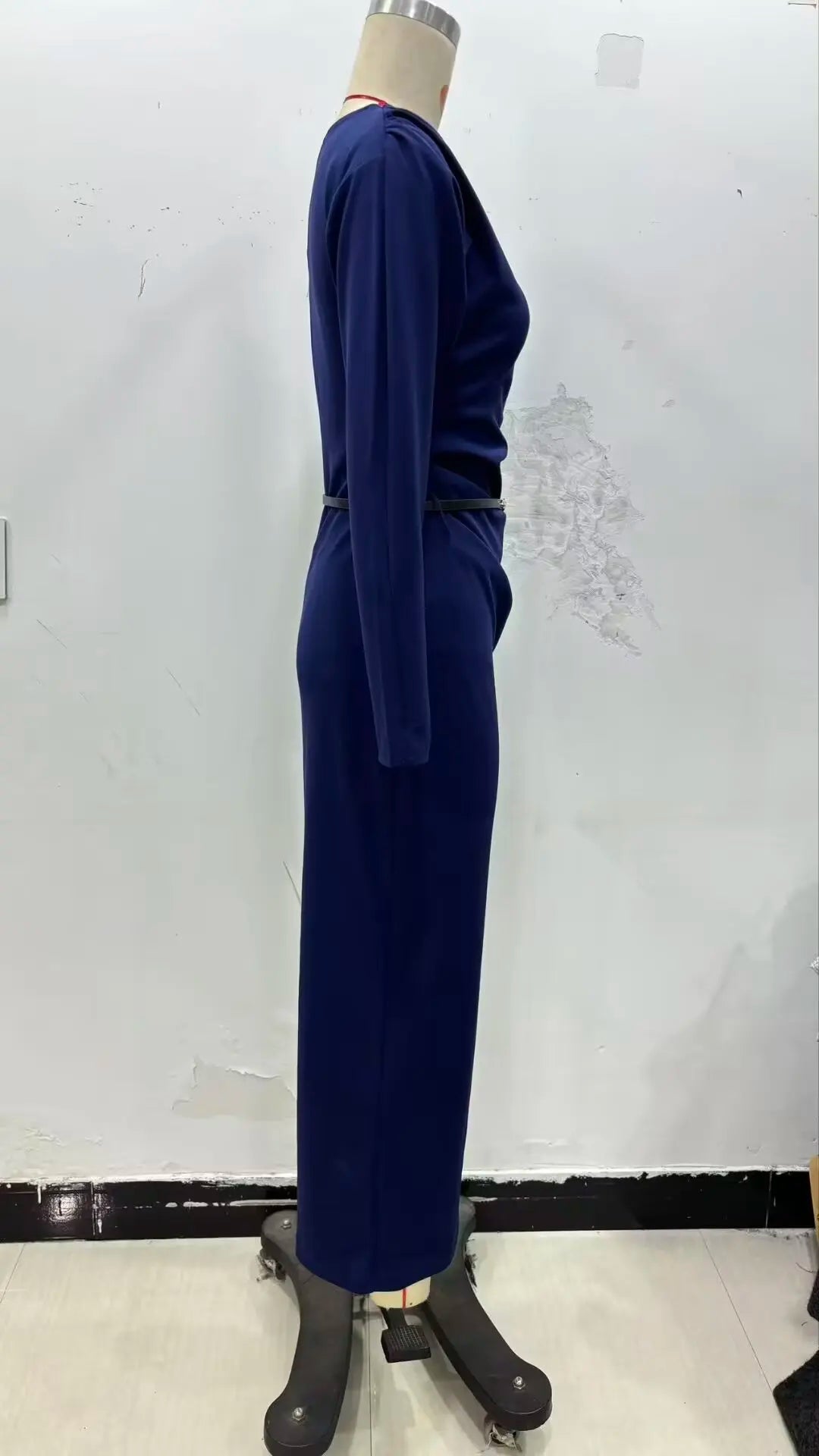 European-style new women's fashion dress, versatile and elegant, solid color, simple and slimming, with a belt and pleats.