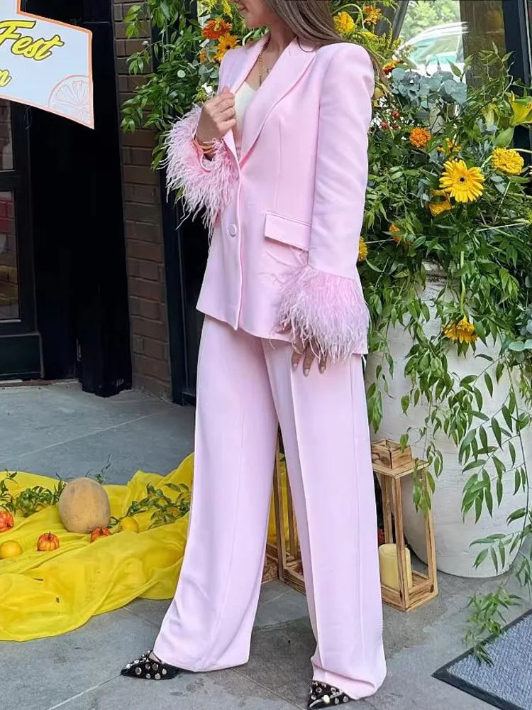 طقم نسائي وردي من HH Fashion، يتكون من سترة ريشية بياقة مطوية وأكمام طويلة وصدر واحد + بنطال طويل بسحاب وجيوب وخصر مرتفع