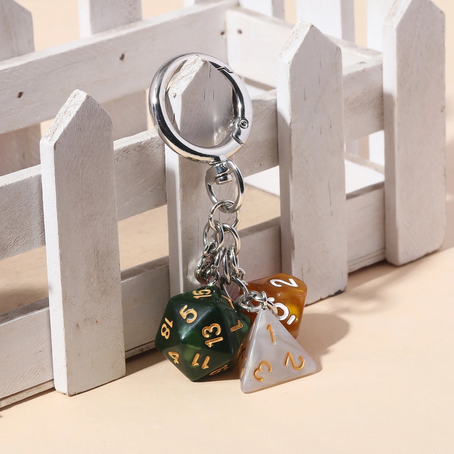 سلسلة مفاتيح بتصميم نرد عتيق، إكسسوارات نرد إبداعية، قلادة كلاسيكية مخصصة للنساء والرجال وحقائب الظهر