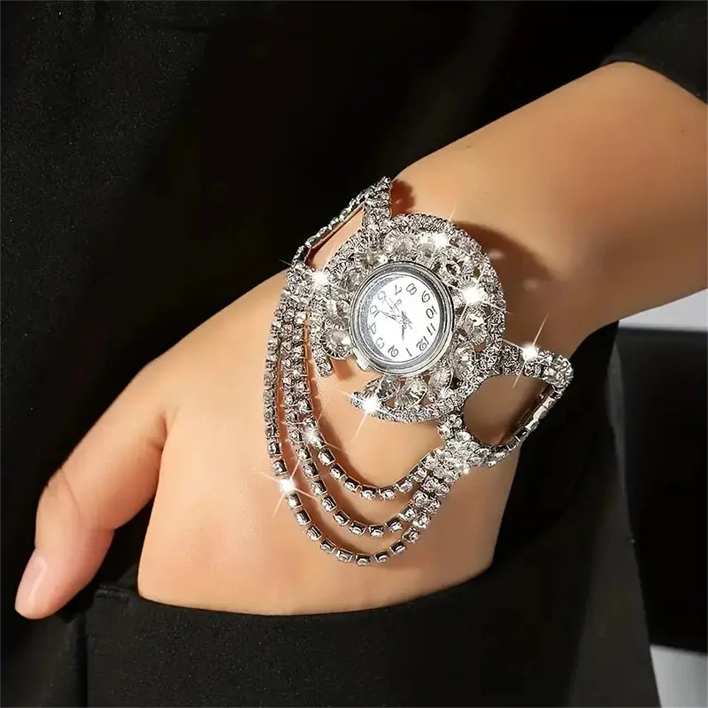 A stylish zinc alloy strap with charming round quartz women's watch with amphibole decoration without chronograph function, an e SwiftNest