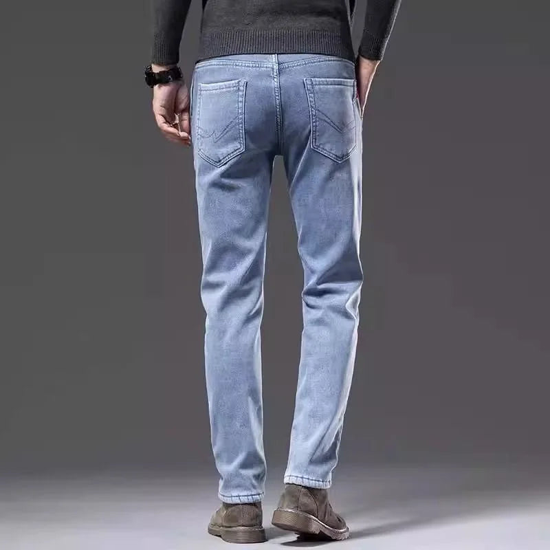 اتجاه جديد للموضة في الخريف والشتاء مع الصوف السميك والجينز الأزرق الدافئ ذو الساق المستقيمة للرجال الرياضيين غير الرسميين والجينز عالي الجودة