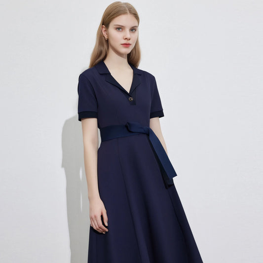 فستان قميص نسائي أنيق بخصر عالٍ ورقبة على شكل حرف V وأكمام قصيرة وحزام فيونكة وفساتين مكتب للسيدات صيف 2025 فستان سادة