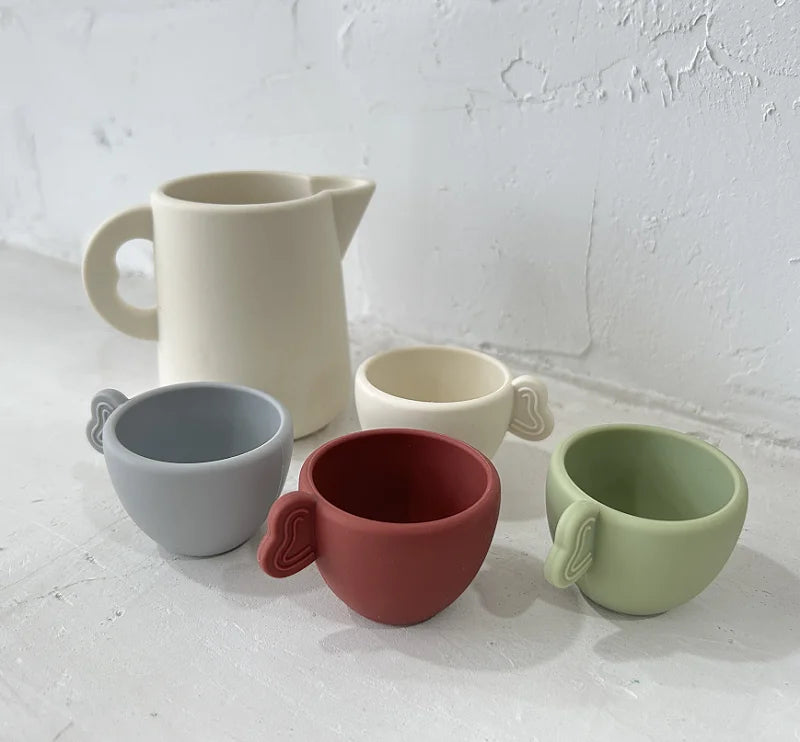 مجموعة ألعاب مونتيسوري الخشبية للأطفال الصغار، مجموعة حفلات الشاي التظاهرية، أكواب وأباريق الشاي المصنوعة من السيليكون، صينية خشبية، مغرفة، ألعاب للأطفال كهدية عيد ميلاد