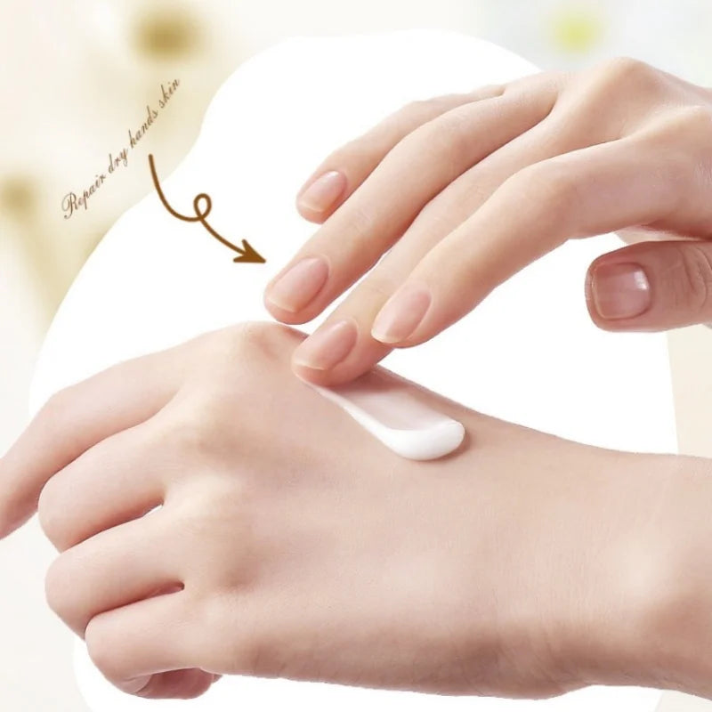 كريم لليدين بنكهة الخوخ، ١٥٠ غرام، غني بالجلسرين، وخلاصة الخوخ، والتوكوفيرول، ومكونات أخرى، بقوام مرطب غير دهني. يُغذي البشرة الجافة، ويُستخدم للعناية باليدين والقدمين والجسم، ويحافظ على نضارة البشرة.