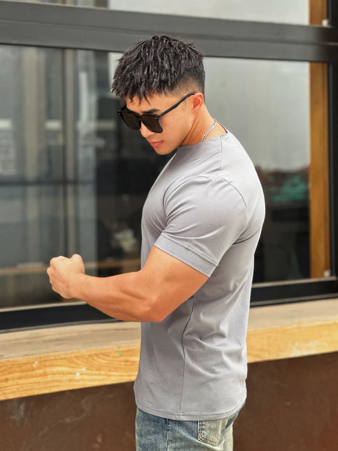 ملابس رجالية موضة جديدة تي شيرت برقبة على شكل حرف V وأكمام قصيرة تي شيرت رجالي ملائم لشكل الجسم تي شيرت رجالي قطني كاجوال صيفي للصالة الرياضية واللياقة البدنية