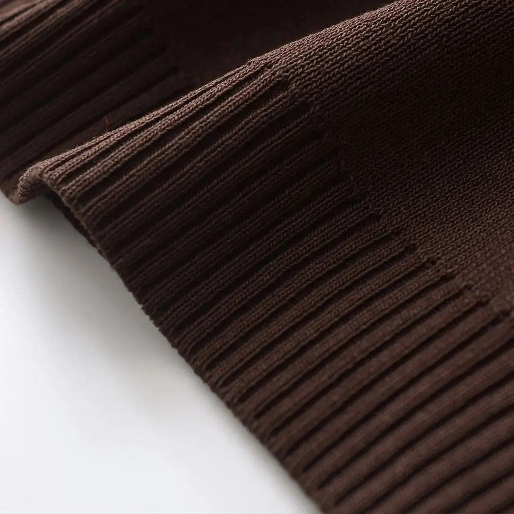 طقم نسائي أنيق من قطعتين، سترة محبوكة مخططة من الجانب وبنطلون مستقيم بخصر مرن عالي، زي نسائي غير رسمي