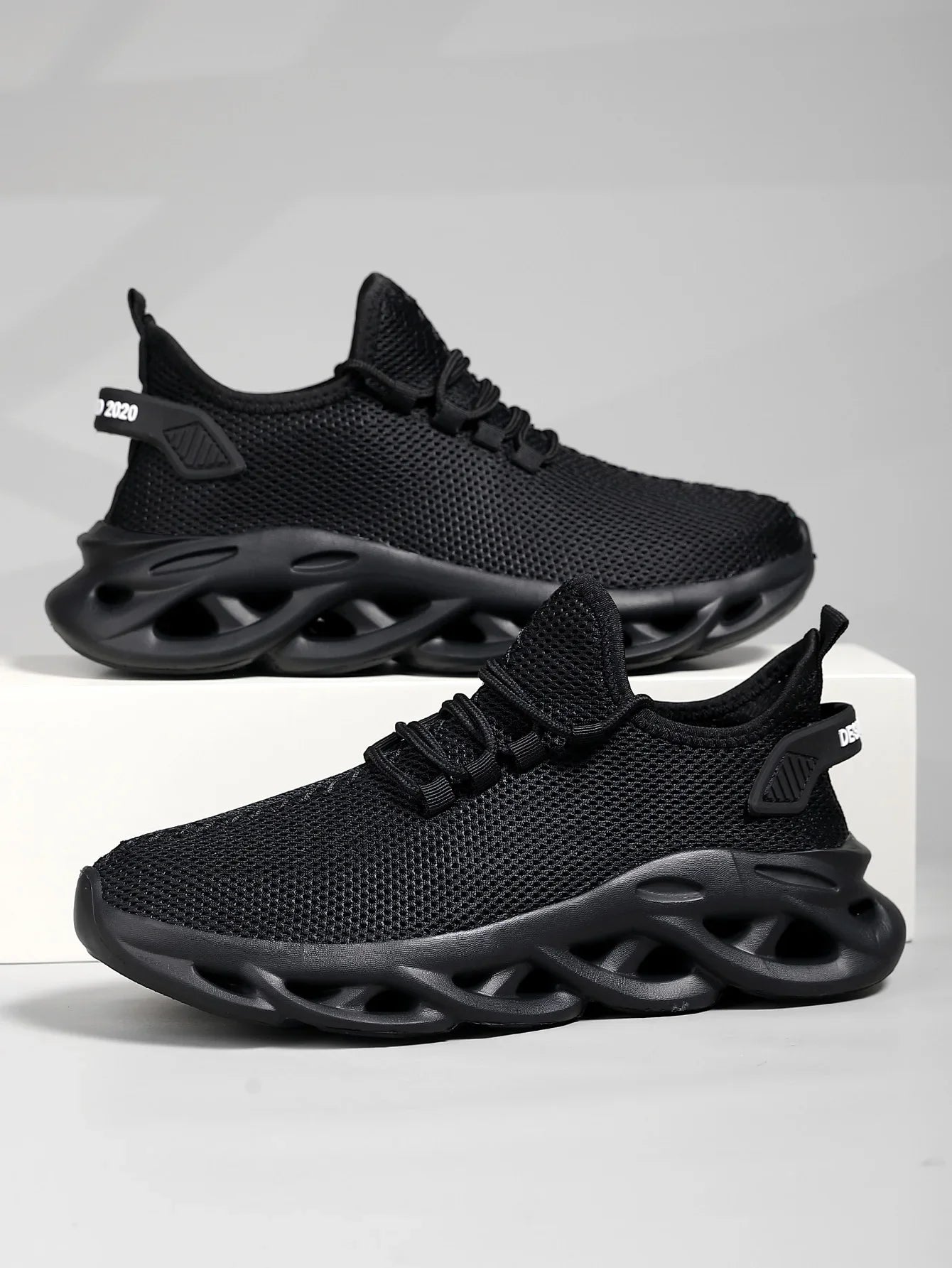 أحذية رياضية كاجوال للرجال قابلة للتنفس وخفيفة الوزن وشبكة خارجية سوداء أحذية جري رياضية للركض والتنس والمشي