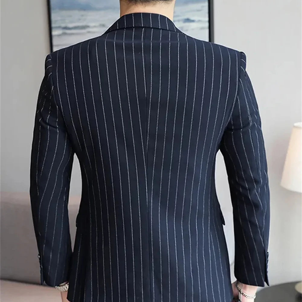 بدلات رجالية 2025 قطعة واحدة أنيقة مخططة باللون الأزرق الداكن بصدر واحد للرجال لحفلات الزفاف والحفلات الراقصة، بليزر رجالي فقط، بدلات ضيقة، بدلة رسمية