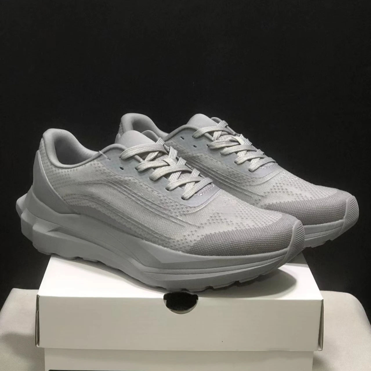 2025 New Men's and Women's Same Style Fashionable Sports and Leisure Outdoor Lightweight, Breathable and Versatile Running Shoes