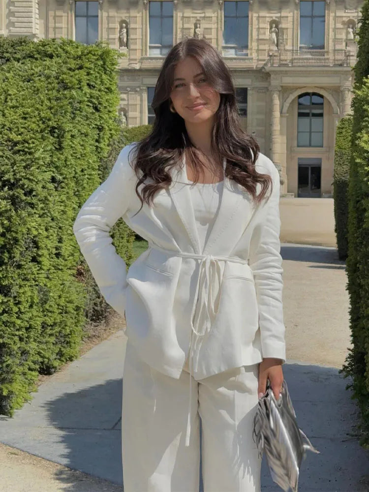 طقم نسائي ربيعي أنيق من HH، يتكون من سترة بيضاء بياقة مطوية وأكمام طويلة وأربطة + بنطلون طويل بسحاب وخصر مرتفع.