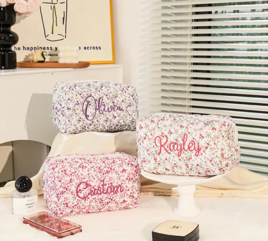 حقيبة مكياج مزينة بالزهور مخصصة لوصيفة العروس، حقيبة مستحضرات تجميل مطرزة باسم مخصص، هدية عيد ميلاد للفتاة، هدية عيد الميلاد