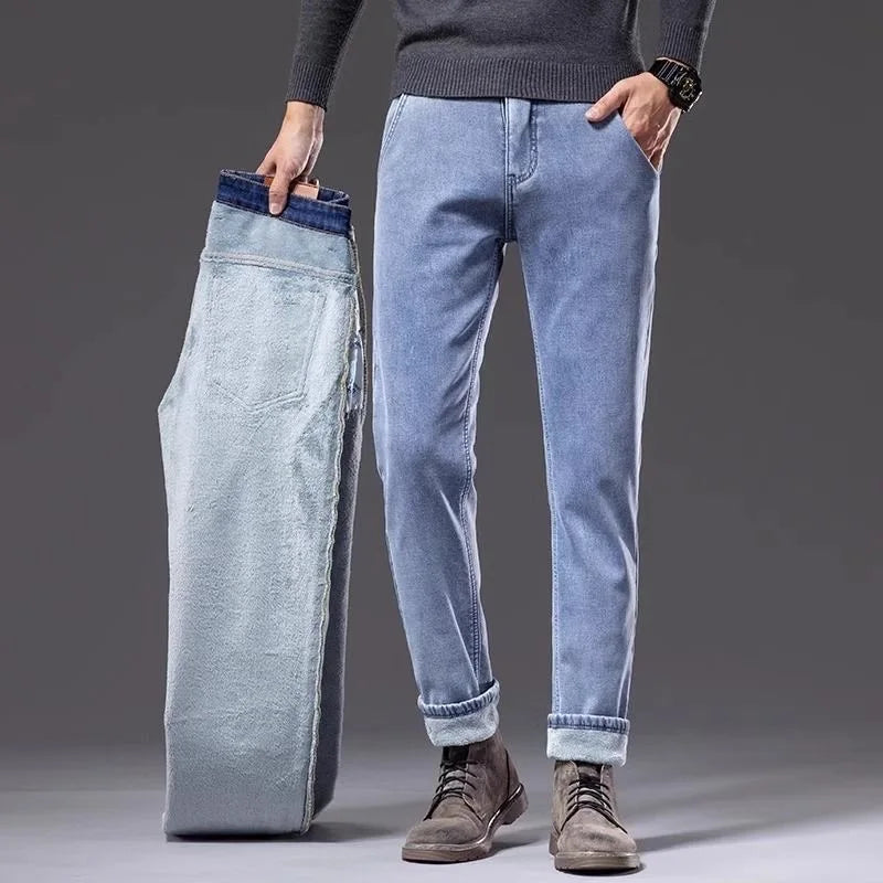 اتجاه جديد للموضة في الخريف والشتاء مع الصوف السميك والجينز الأزرق الدافئ ذو الساق المستقيمة للرجال الرياضيين غير الرسميين والجينز عالي الجودة