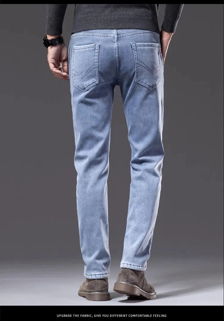 اتجاه جديد للموضة في الخريف والشتاء مع الصوف السميك والجينز الأزرق الدافئ ذو الساق المستقيمة للرجال الرياضيين غير الرسميين والجينز عالي الجودة