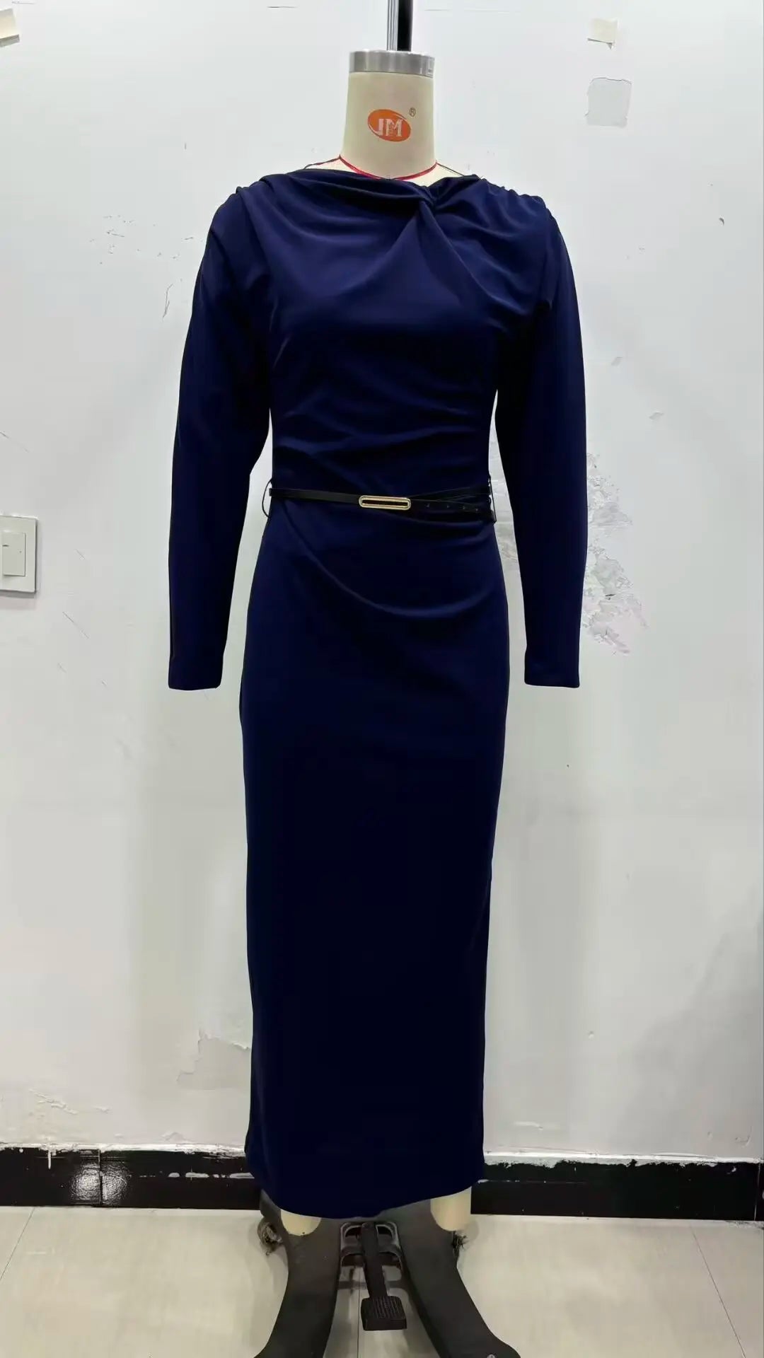 European-style new women's fashion dress, versatile and elegant, solid color, simple and slimming, with a belt and pleats.