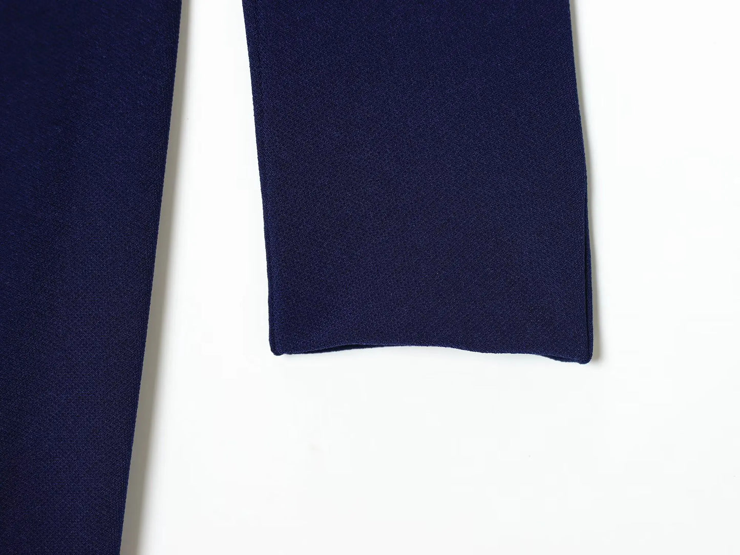 European-style new women's fashion dress, versatile and elegant, solid color, simple and slimming, with a belt and pleats.