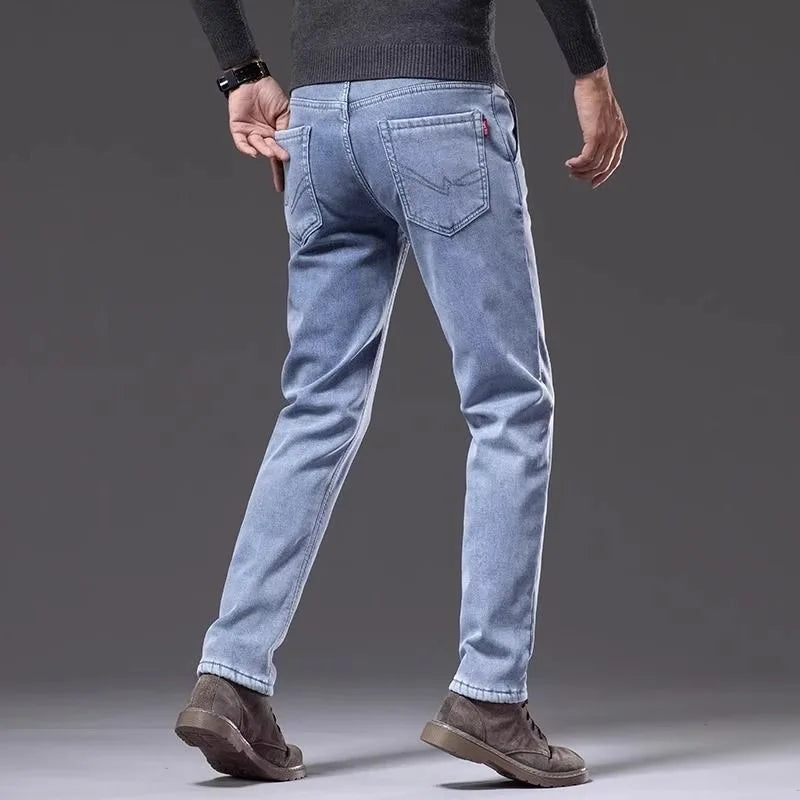 اتجاه جديد للموضة في الخريف والشتاء مع الصوف السميك والجينز الأزرق الدافئ ذو الساق المستقيمة للرجال الرياضيين غير الرسميين والجينز عالي الجودة