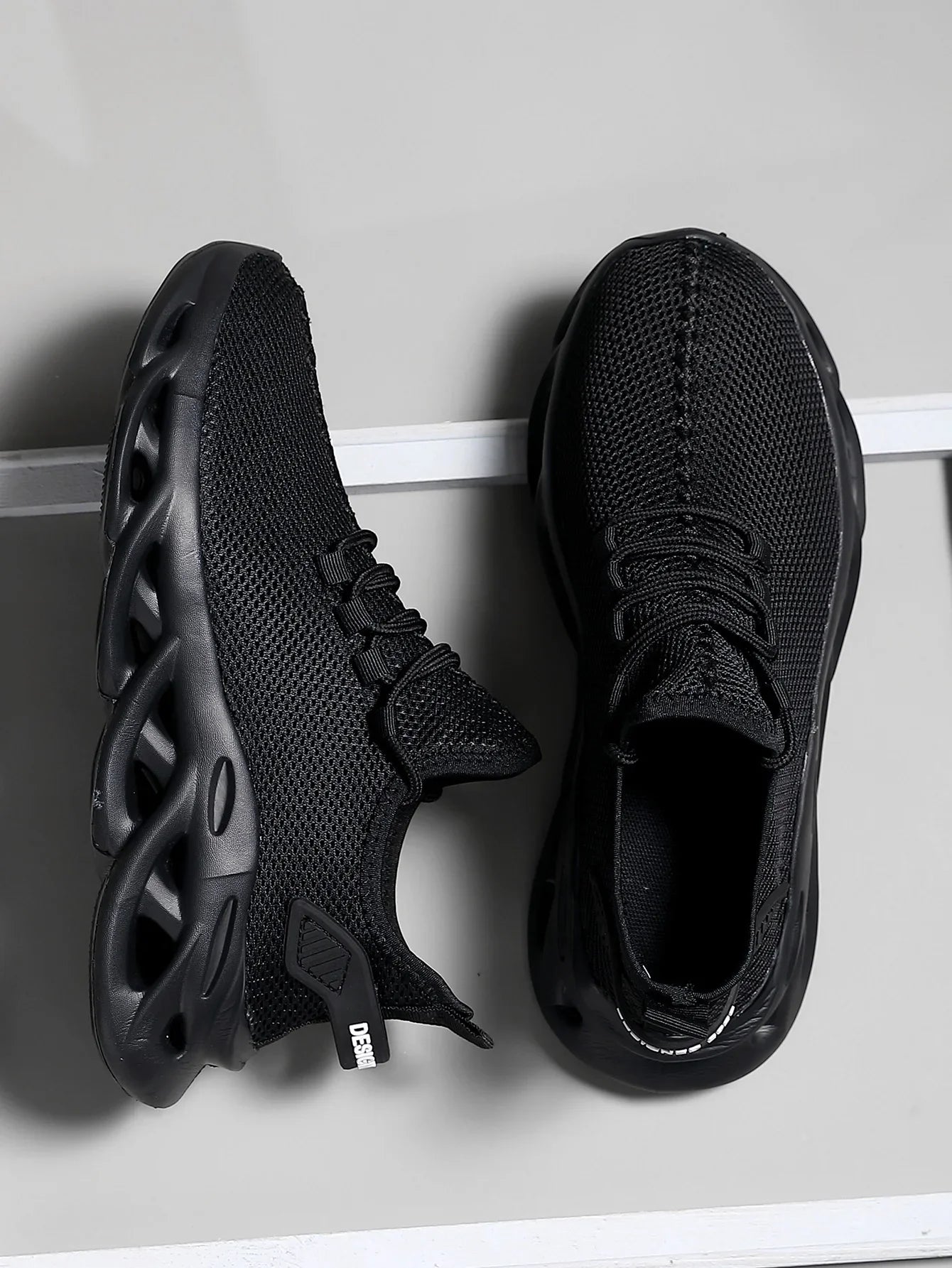 أحذية رياضية كاجوال للرجال قابلة للتنفس وخفيفة الوزن وشبكة خارجية سوداء أحذية جري رياضية للركض والتنس والمشي