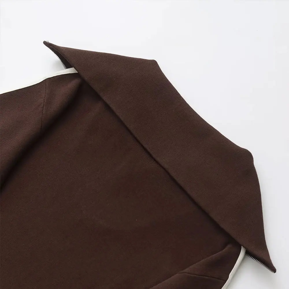 طقم نسائي أنيق من قطعتين، سترة محبوكة مخططة من الجانب وبنطلون مستقيم بخصر مرن عالي، زي نسائي غير رسمي