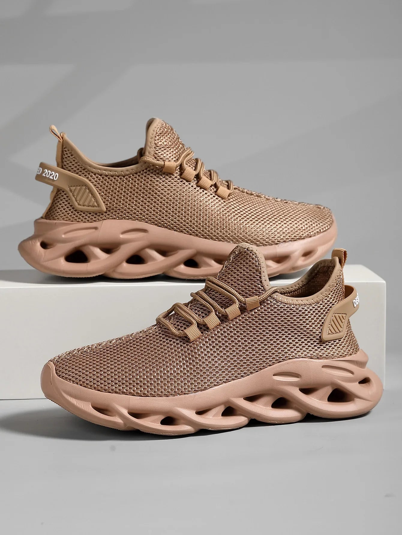 أحذية رياضية كاجوال للرجال قابلة للتنفس وخفيفة الوزن وشبكة خارجية سوداء أحذية جري رياضية للركض والتنس والمشي