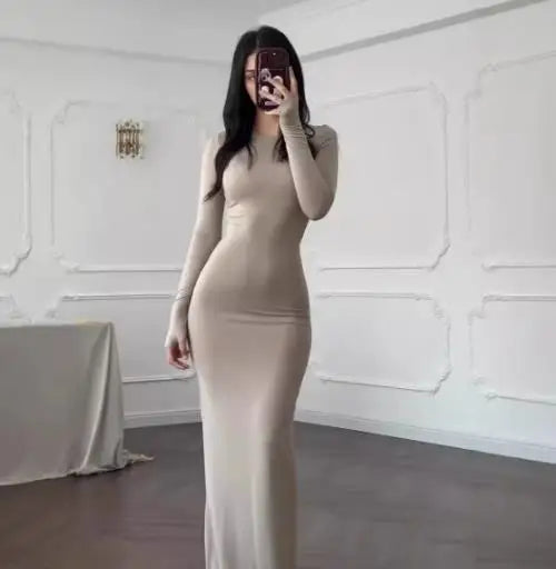 فساتين نسائية ربيع وخريف 2025 موضة جديدة مثيرة نحيفة تعانق الورك مريحة بلون سادة فستان طويل غير رسمي برقبة مستديرة