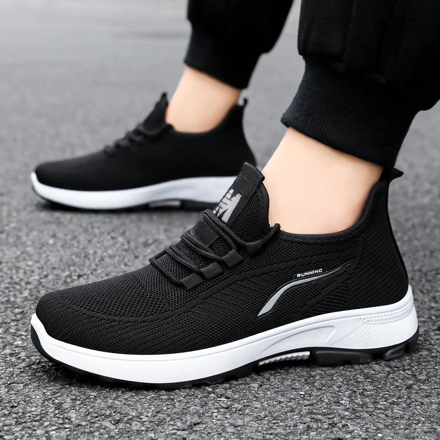 The new thick-soled comfortable running shoes and shallow-mouthed breathable mesh shoes are versatile for outdoor use