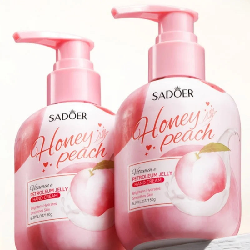 كريم لليدين بنكهة الخوخ، ١٥٠ غرام، غني بالجلسرين، وخلاصة الخوخ، والتوكوفيرول، ومكونات أخرى، بقوام مرطب غير دهني. يُغذي البشرة الجافة، ويُستخدم للعناية باليدين والقدمين والجسم، ويحافظ على نضارة البشرة.