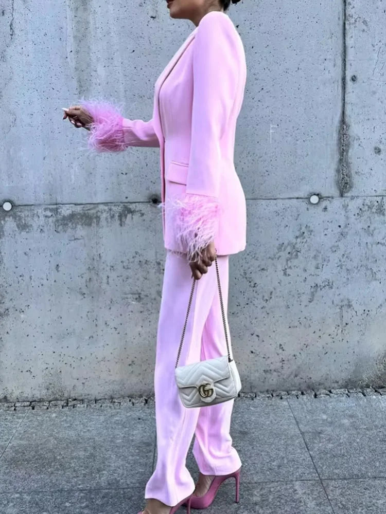 طقم نسائي وردي من HH Fashion، يتكون من سترة ريشية بياقة مطوية وأكمام طويلة وصدر واحد + بنطال طويل بسحاب وجيوب وخصر مرتفع