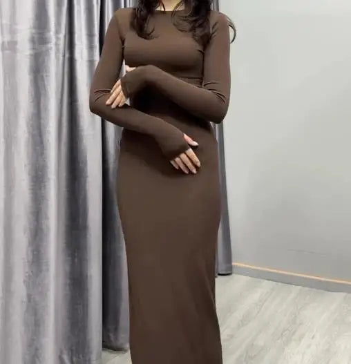 فساتين نسائية ربيع وخريف 2025 موضة جديدة مثيرة نحيفة تعانق الورك مريحة بلون سادة فستان طويل غير رسمي برقبة مستديرة