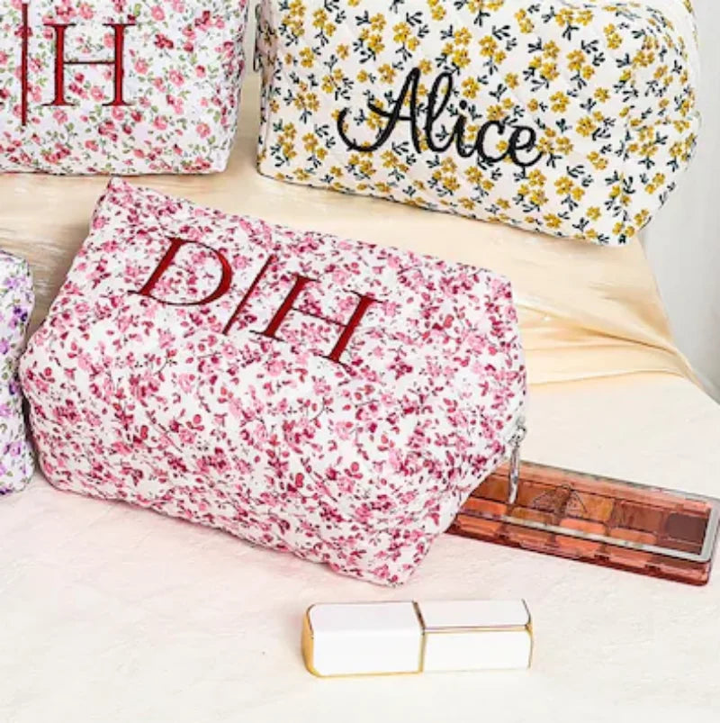 حقيبة مكياج مزينة بالزهور مخصصة لوصيفة العروس، حقيبة مستحضرات تجميل مطرزة باسم مخصص، هدية عيد ميلاد للفتاة، هدية عيد الميلاد