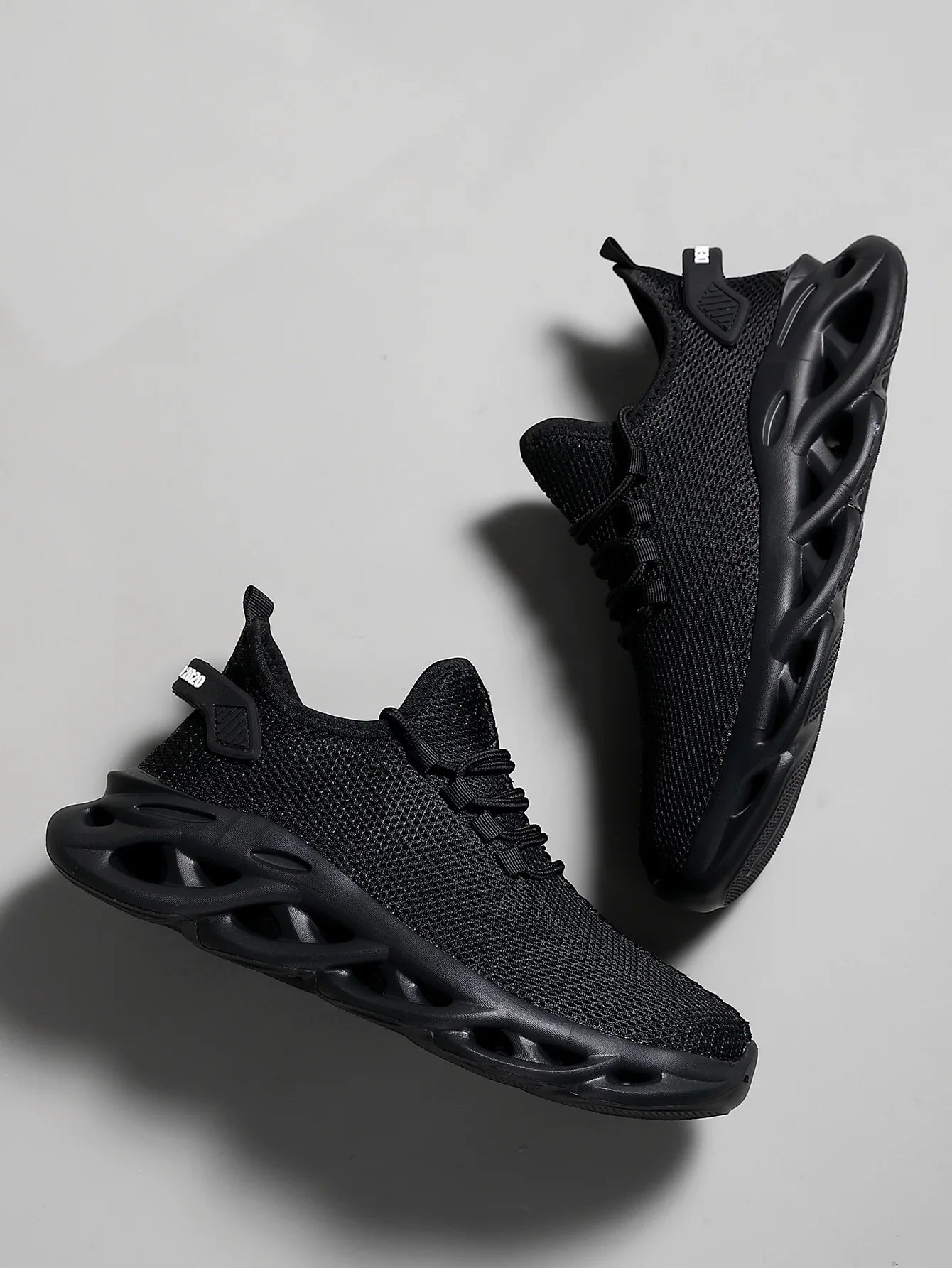 أحذية رياضية كاجوال للرجال قابلة للتنفس وخفيفة الوزن وشبكة خارجية سوداء أحذية جري رياضية للركض والتنس والمشي