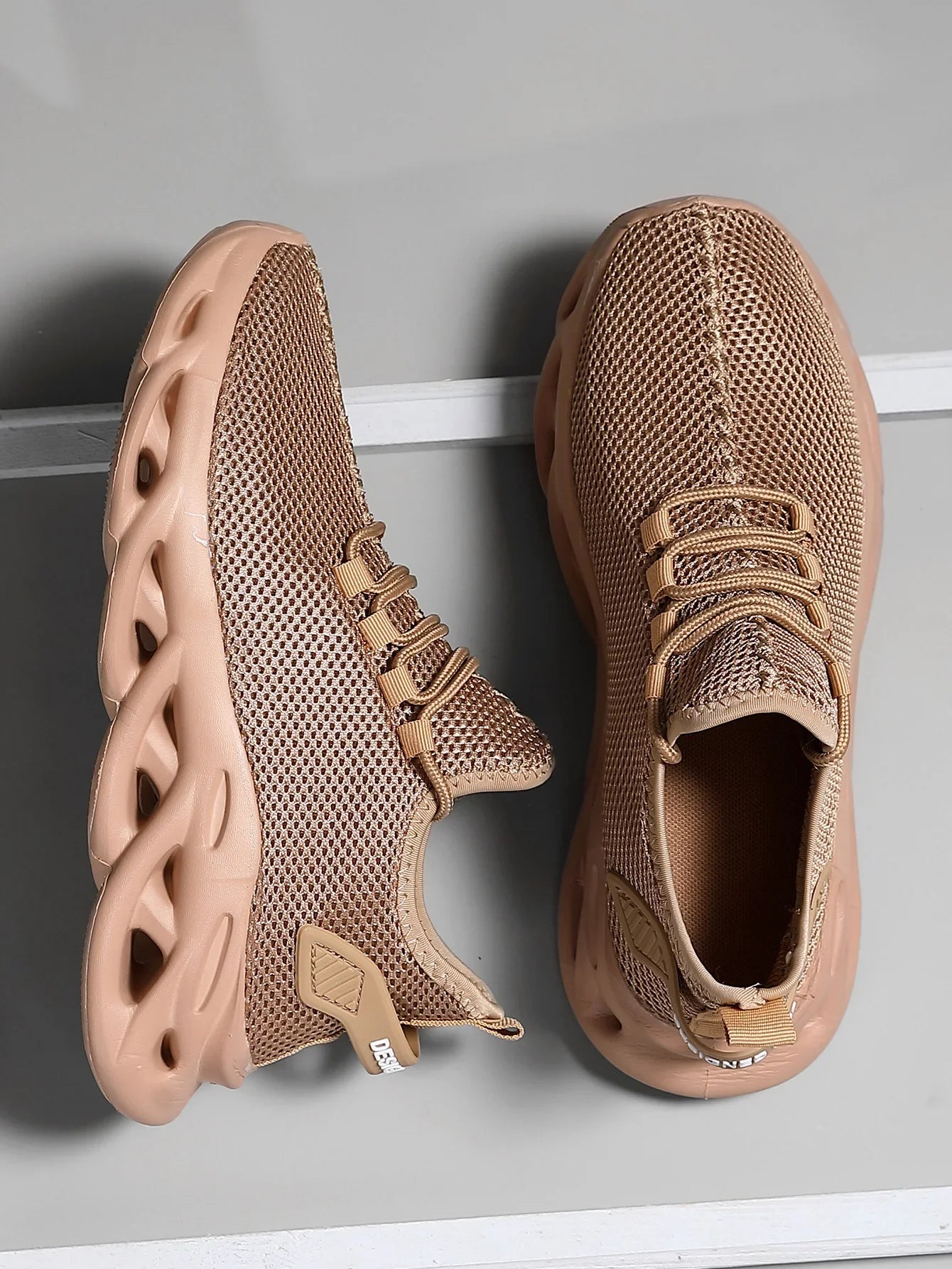 أحذية رياضية كاجوال للرجال قابلة للتنفس وخفيفة الوزن وشبكة خارجية سوداء أحذية جري رياضية للركض والتنس والمشي