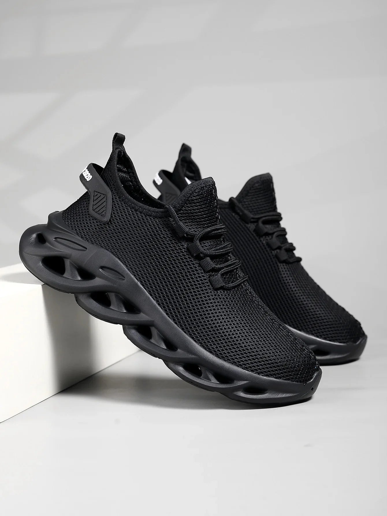 أحذية رياضية كاجوال للرجال قابلة للتنفس وخفيفة الوزن وشبكة خارجية سوداء أحذية جري رياضية للركض والتنس والمشي