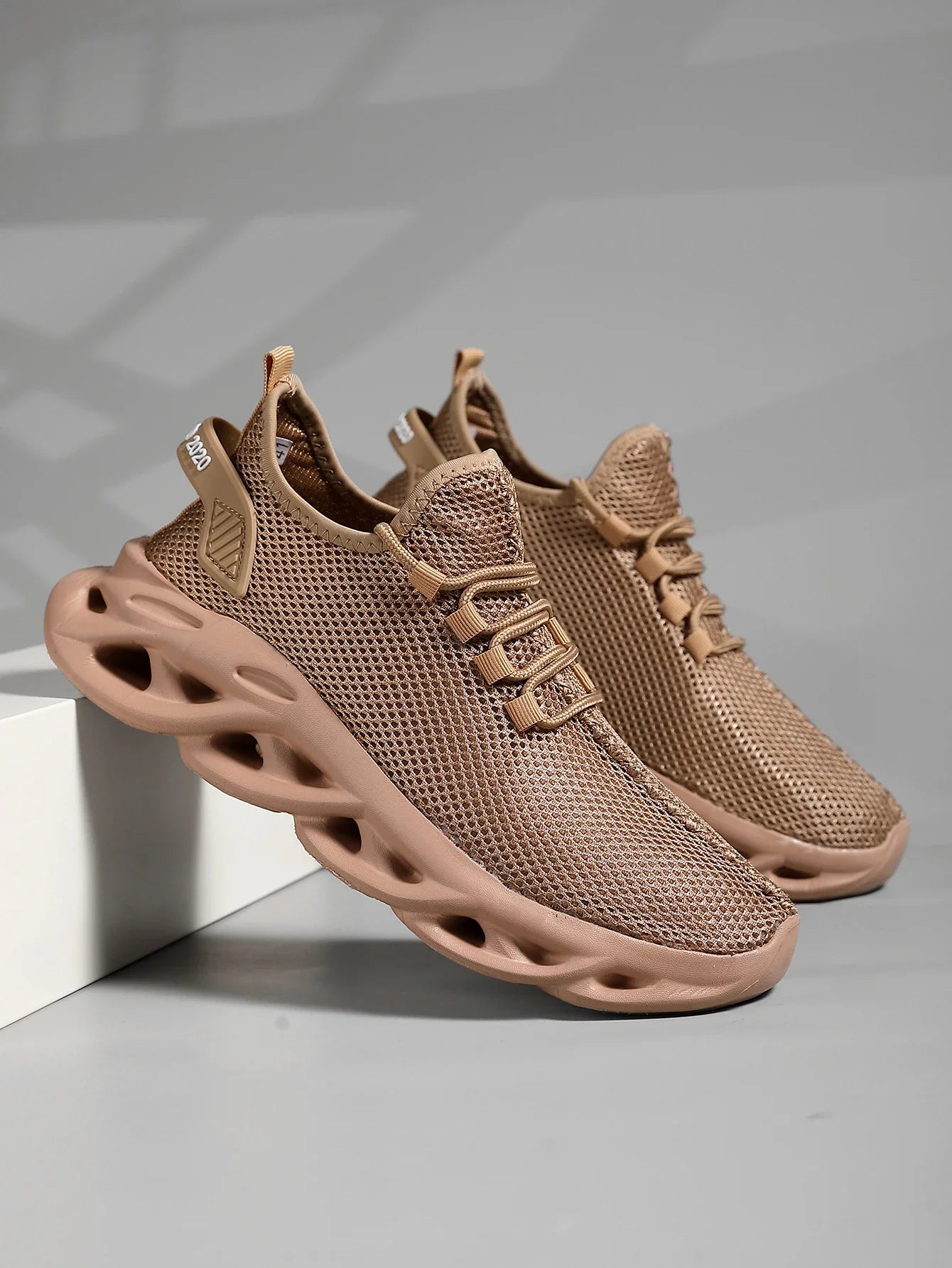 أحذية رياضية كاجوال للرجال قابلة للتنفس وخفيفة الوزن وشبكة خارجية سوداء أحذية جري رياضية للركض والتنس والمشي