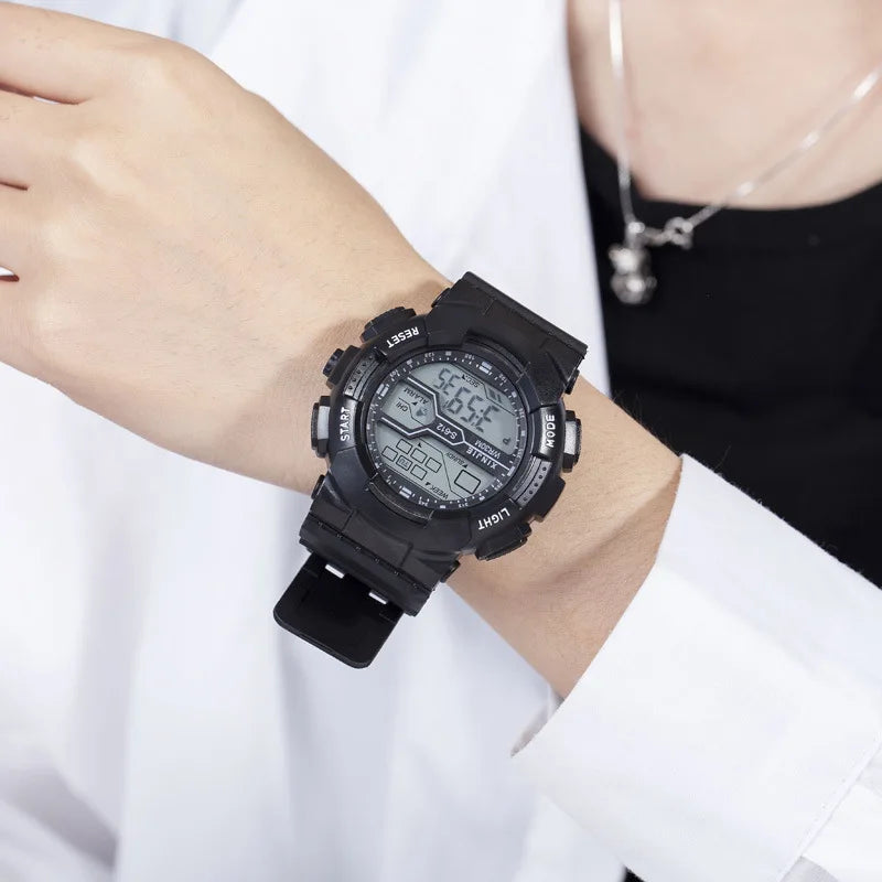 ساعة يد رجالية رياضية خارجية متعددة الوظائف بشاشة كبيرة LED إلكترونية مضادة للماء مضيئة عسكرية رقمية ساعات يد رجالية