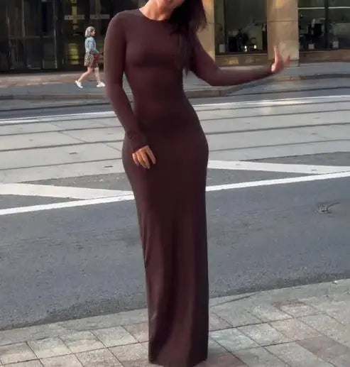 فساتين نسائية ربيع وخريف 2025 موضة جديدة مثيرة نحيفة تعانق الورك مريحة بلون سادة فستان طويل غير رسمي برقبة مستديرة