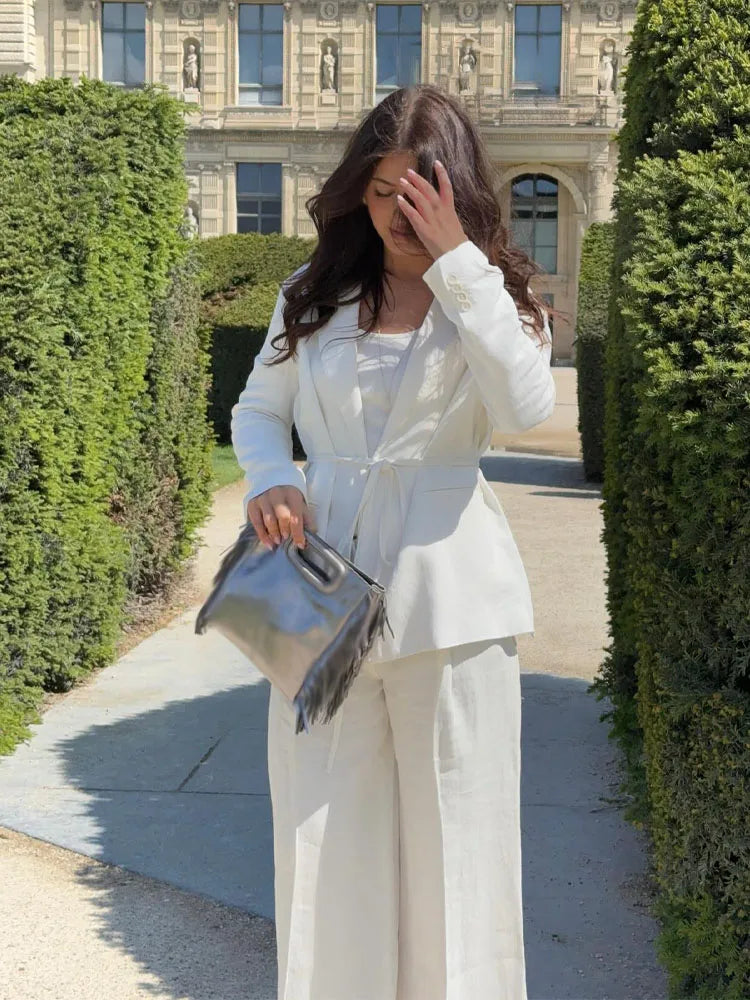 طقم نسائي ربيعي أنيق من HH، يتكون من سترة بيضاء بياقة مطوية وأكمام طويلة وأربطة + بنطلون طويل بسحاب وخصر مرتفع.